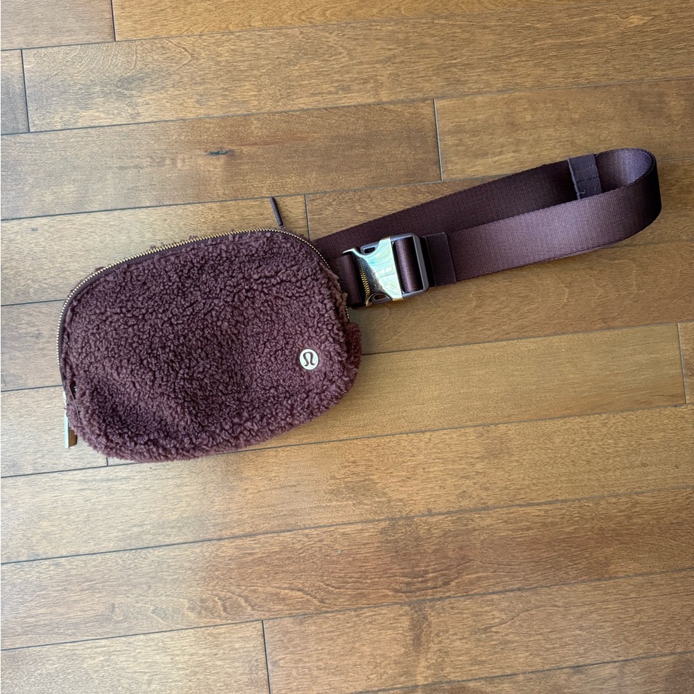 Lululemon Everywhere Belt Bag 1L in brown earth/gold sherpa